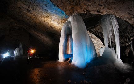 Cu mașina spre grotă de gheață Ascinsky și cascada oglinzii