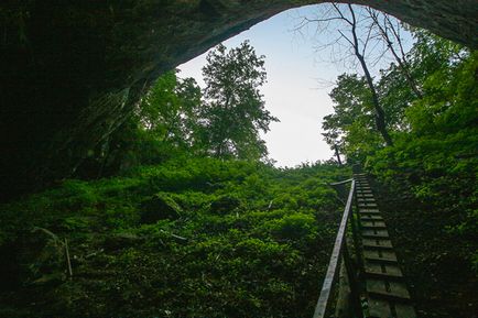 Cu mașina spre grotă de gheață Ascinsky și cascada oglinzii