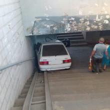 На проспекті перемоги ваз в'їхав в підземний перехід є постраждалі, новини Мелітополь