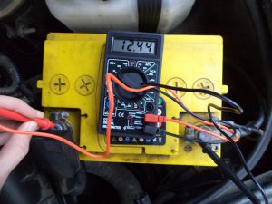 Напруга акумулятора автомобіля при працюючому двигуні яке повинно бути і як перевірити