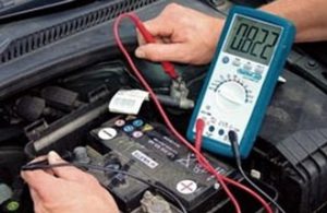 Egy autó akkumulátor feszültsége legyen, és hogyan lehet ellenőrizni a motornál