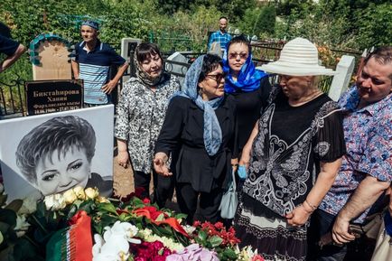 На церемонії прощання з хания Фархи було на багато більше людей, ніж того очікували