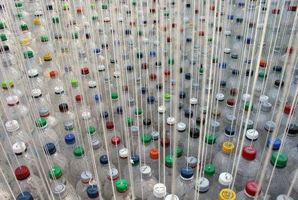 A lombkorona műanyag palackok nyaralókba, ország esetében