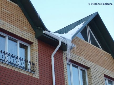 Nu permiteți formarea de gheață pe acoperiș