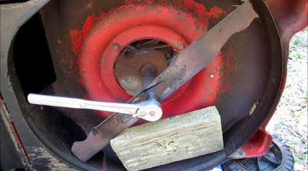 Обслуговування газонокосарки як зняти ніж для заточування або заміни - статті на сайті 220 вольт