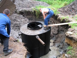 Caracteristicile sistemului de canalizare la dacha cu propriile compoziții de canalizare a mâinilor,