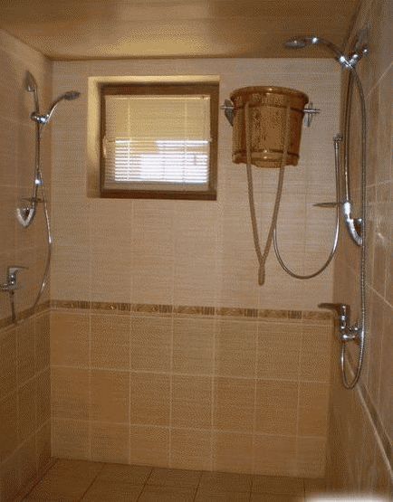 Finalizați spălarea într-un exemplu de baie cu fotografii