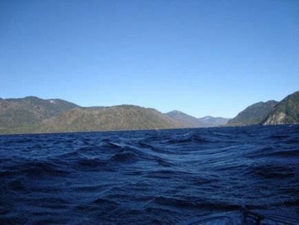 Se odihnește pe lacul Teletskoye din Altai