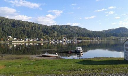 Se odihnește pe lacul Teletskoye din Altai