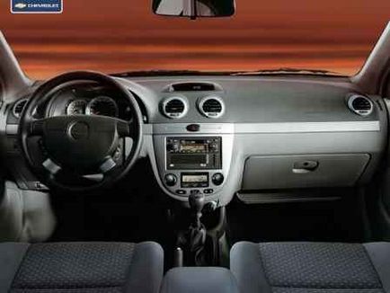 Deschiderea funcției calculatorului de bord din panoul de bord al noului sedan t-250 și un nou hatchback -
