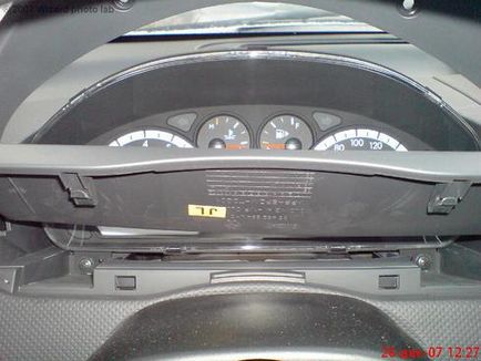 Deschiderea funcției calculatorului de bord din panoul de bord al noului sedan t-250 și un nou hatchback -