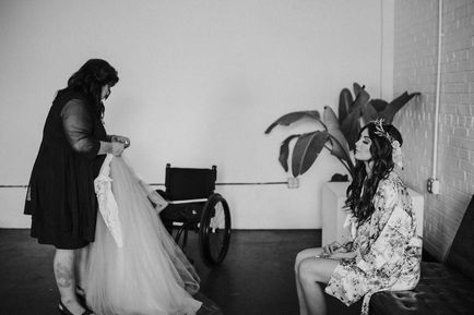Паралізована дівчина на своєму весіллі встала з інвалідного візка