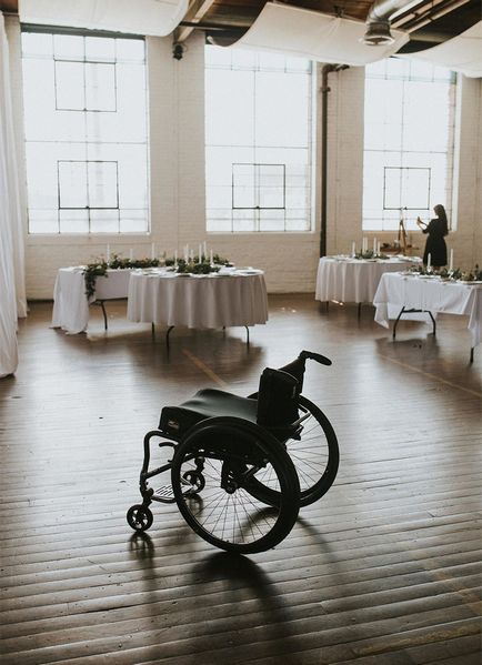 Fată paralizată la nunta ei sa sculat dintr-un scaun cu rotile