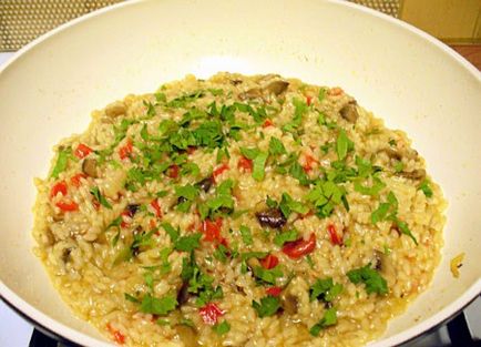 Pilaf rizottó vs látszólag hasonló ételek különböző temperamentummal (edények) Pilaf rizottó vs látszólag hasonló ételek különböző temperamentummal