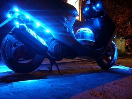 Lumina de fundal pe scuter cu mâinile tale - motociclete, scutere - lucru ușor
