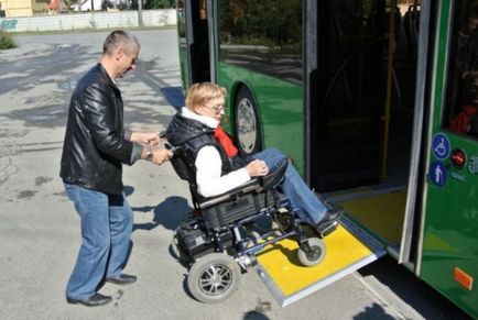 Călătoria legată de scaunul cu rotile în teoria și practica autobuzului