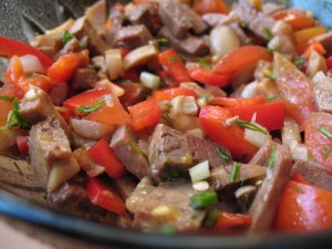 За якими незвичайним рецептами можна приготувати салат з свинячим мовою