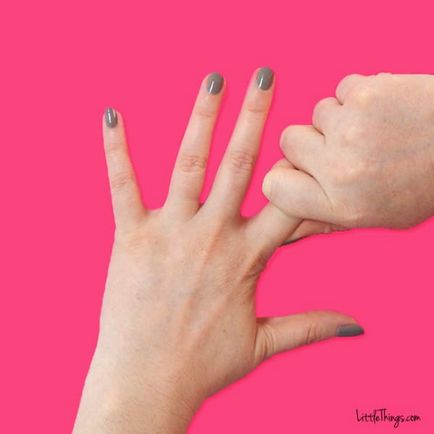 Спробуйте потягнути безіменний палець протягом 20 секунд
