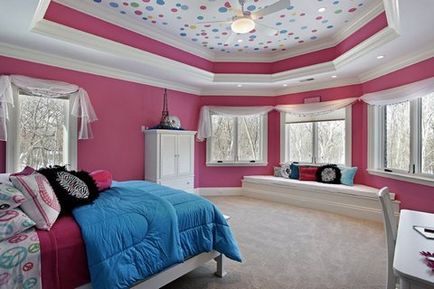 Tavanul în camera copiilor este un cer colorat într-o țară mică, pe front