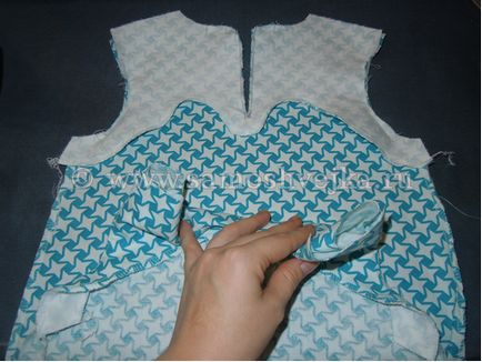 O rochie simplă pentru o fată cu mâinile ei - o mașină de cusut - un loc pentru cusut și lucrare de mătase