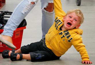 Copilul cade pe podea în isterie în timpul zilei, se scoală din pat noaptea și doarme pe podea ce să facă