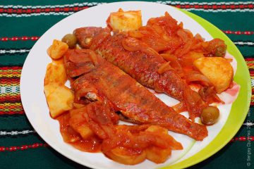 Pește cu cartofi și roșii - o mulletă în sos de roșii