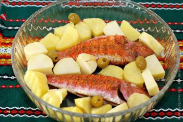 Pește cu cartofi și roșii - o mulletă în sos de roșii