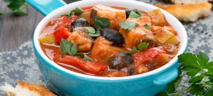 Риба тушкована з овочами - рецепти в сметані і в томаті з морквою, цибулею, картоплею і кабачками