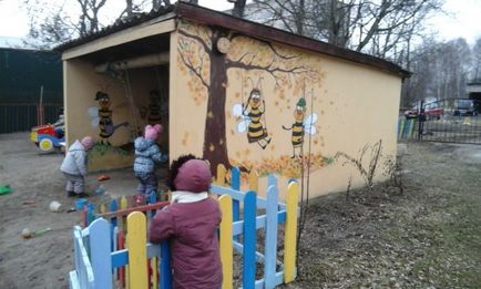 Pictarea zidurilor unei foisoare pentru copii în cel de-al doilea grup mai mic 