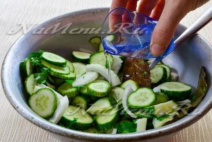 Салат з огірків на зиму з цибулею та олією