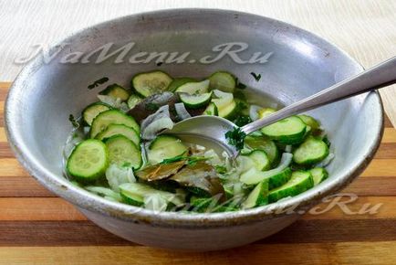 Salata de castravete pentru iarna cu ceapa si ulei vegetal