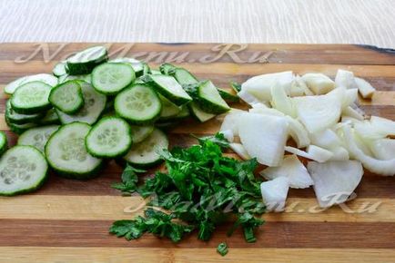Salata de castravete pentru iarna cu ceapa si ulei vegetal
