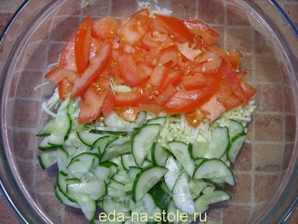 Salata cu grapefruit, mâncare pe masă
