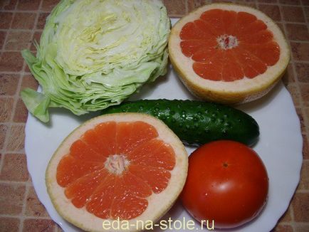 Salata cu grapefruit, mâncare pe masă