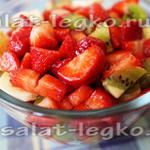 Salată cu căpșuni și roșu, rețetă