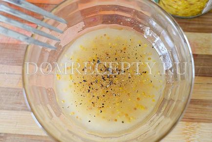 Салат з полуницею, куркою, руколою і сиром - рецепт з фото