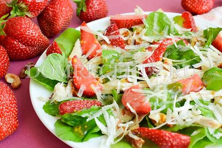 Salata cu căpșuni, pui, arugula și brânză - rețetă cu fotografie