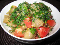 Salată cu vinete coapte și roșii