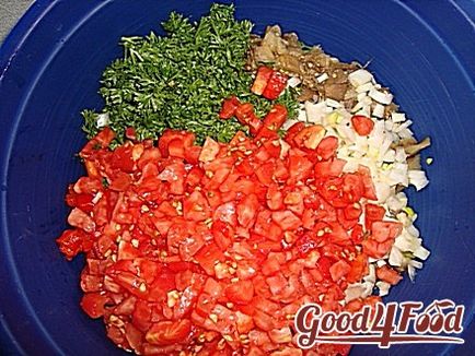 Салат з печеними баклажанами і свіжими помідорами