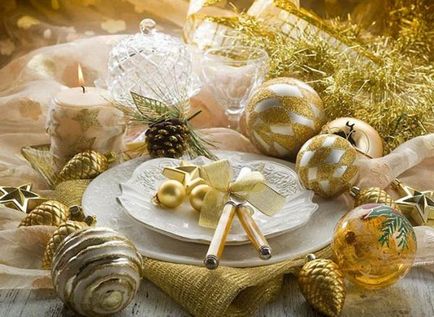 Aranjarea mesei de Anul Nou 2017 idei pentru decorarea festivă a vesela, ochelari, lumânări,