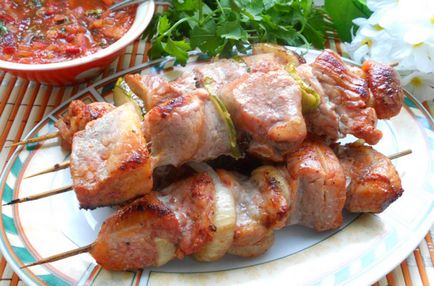 Shish kebab din carne de porc în cuptor în folie