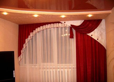 Perdele pentru camera de zi fotografie de un design frumos cu o ușă de balcon, gata făcut Roman în stil Art Nouveau, idei,