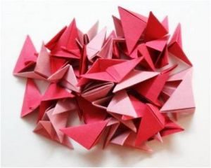 Plierea inima de origami în diferite moduri în conformitate cu schema și u