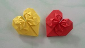 Plierea inima de origami în diferite moduri în conformitate cu schema și u