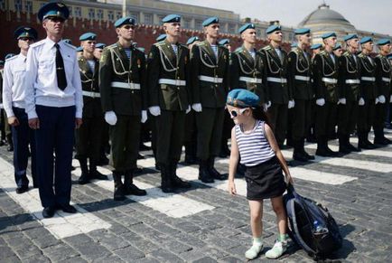 Скільки смужок на сорочці моряка і десантника