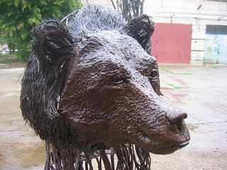 Sculptura unui urs de grădină de la Vadim Kuleshov