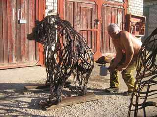 Sculptura unui urs de grădină de la Vadim Kuleshov