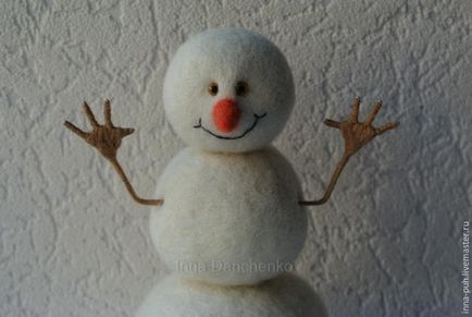 Omul de zăpadă sub un pom de Crăciun face o jucărie în tehnica de lână de îmbrăcăminte uscată - mâna dreaptă