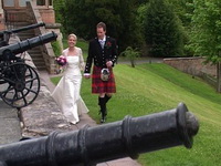 Весільна церемонія в шотландії в середньовічному замку, великобританія і шотландия, офіційні