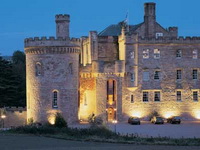 Az esküvő Skóciában egy középkori vár, Nagy Britannia, Skócia, hivatalos